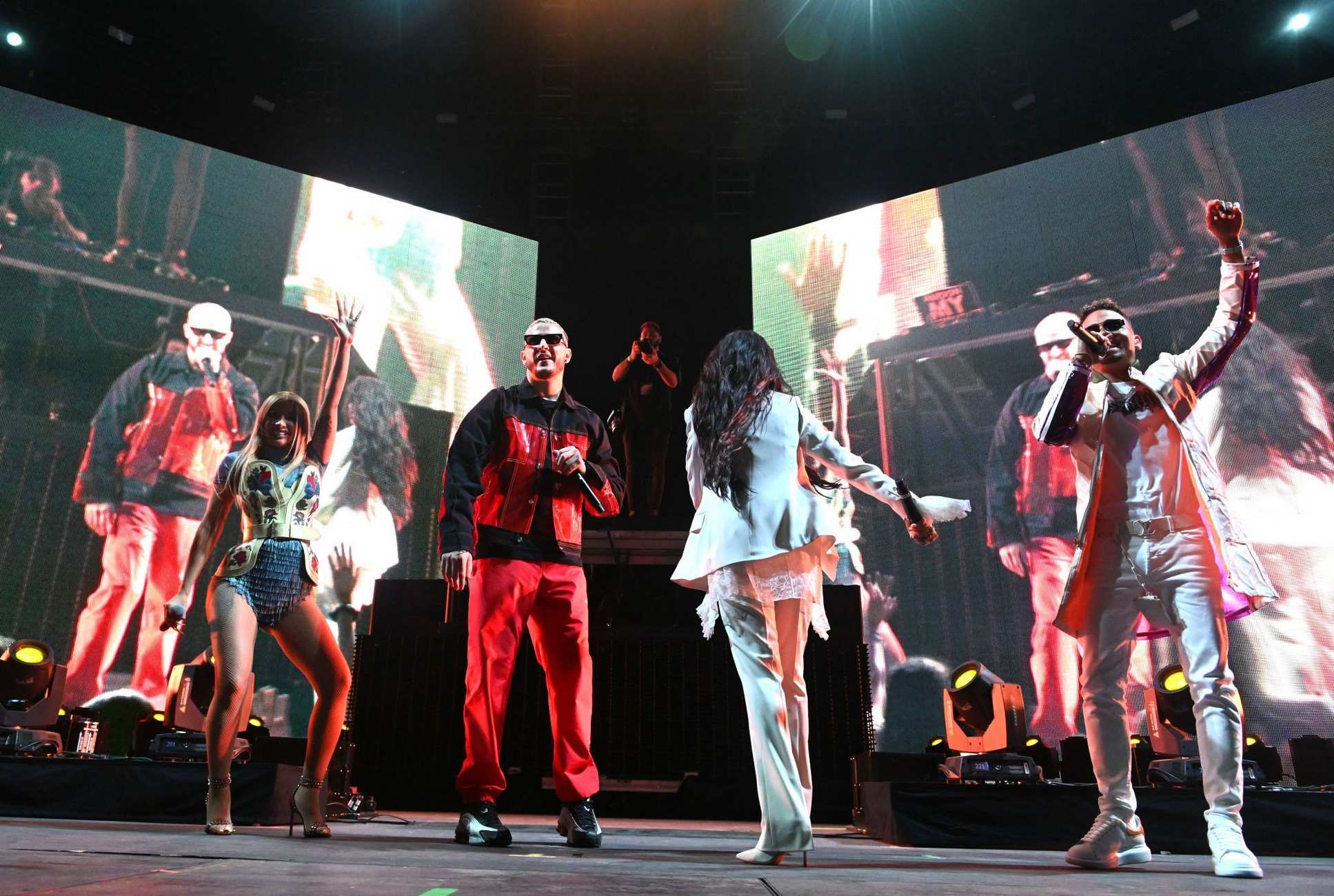 Selena_Gomez_-_Performs_onstage_on_the_Outdoor_Stage_at_Coachella_in_Indio2C_CA_April_122C_2019-03.jpg
