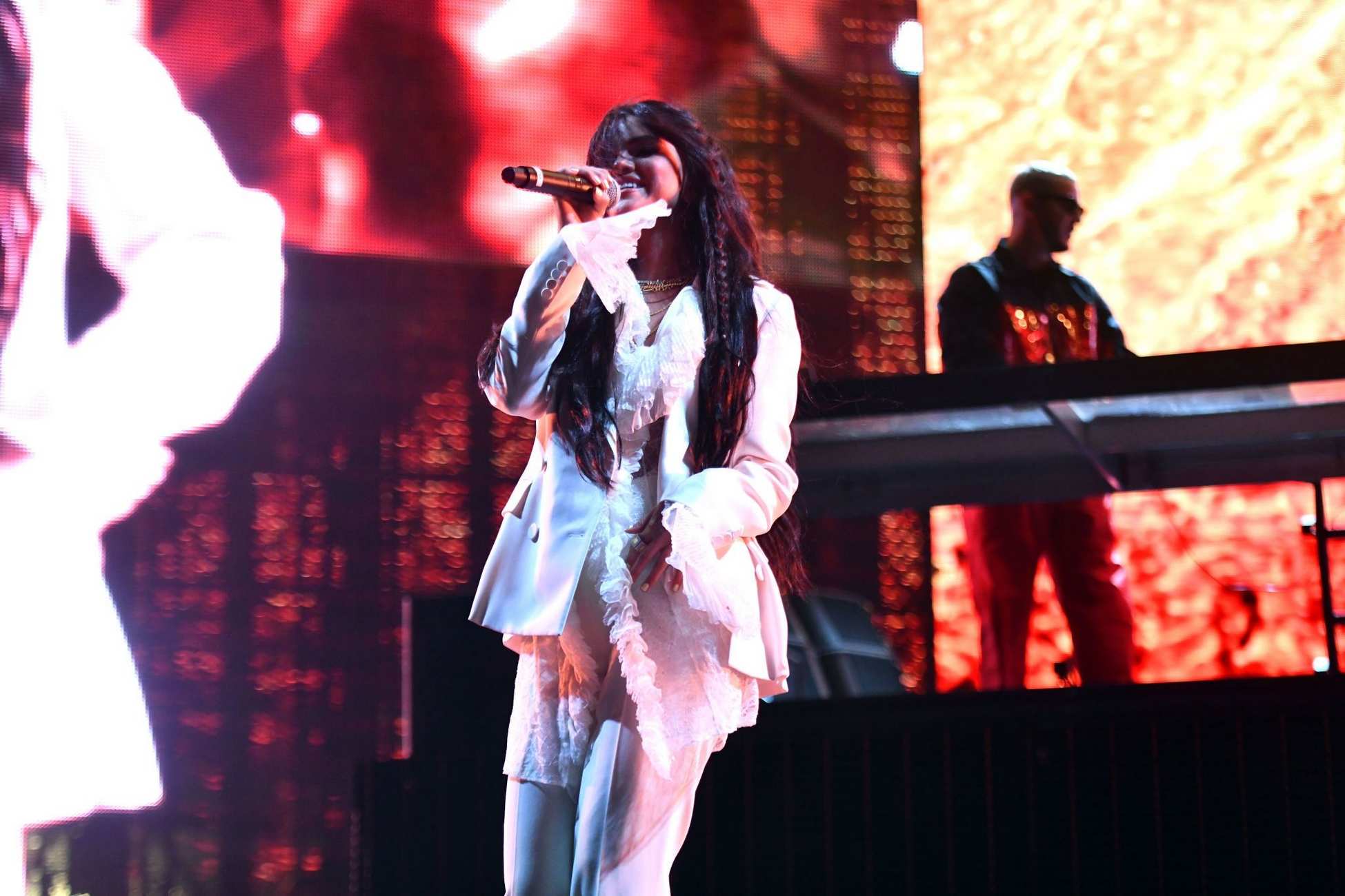 Selena_Gomez_-_Performs_onstage_on_the_Outdoor_Stage_at_Coachella_in_Indio2C_CA_April_122C_2019-08.jpg